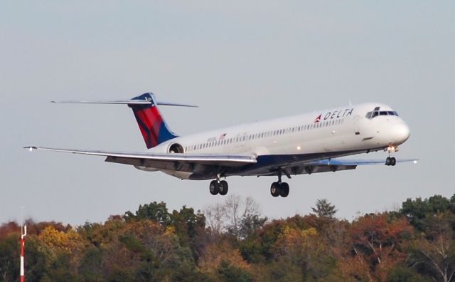 McDonnell Douglas MD-88 (N951DL) - Landing on a beautiful autumn afternoon.