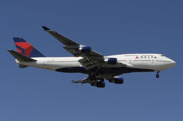 Boeing 747-400 (N661US) - March 27, 2011 - Jumbo on final for Detroit 