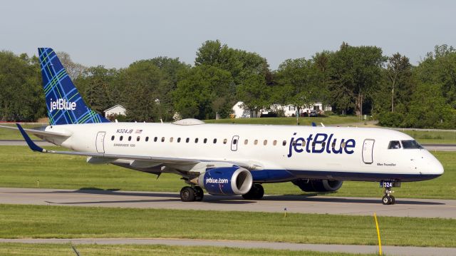 Embraer ERJ-190 (N324JB) - (6/9/2020) Blue Traveller taxies down Alpha to the ramp after landing from JFK. It departed later on as B6712 to BOS