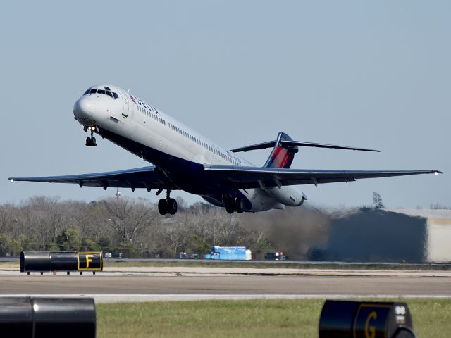 McDonnell Douglas MD-88 —