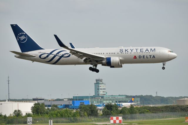 BOEING 767-300 (N175DZ) - 09-03-19