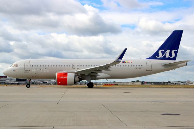 Airbus A320neo (SE-ROT) - Taxiing to depart rwy 27R on 1-Jul-20 operating flight SAS502 to EKCH.