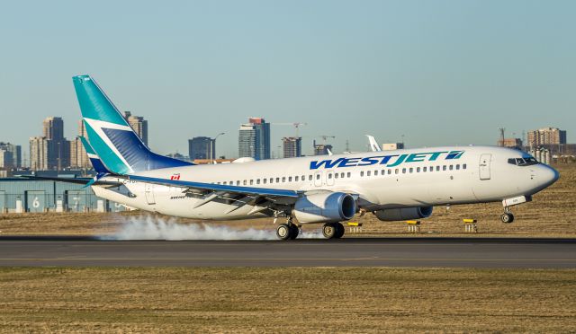 Boeing 737-800 (C-FUSM) - WJA2505 touches down on runway 33L at YYZ arriving from Cunagua, Cuba