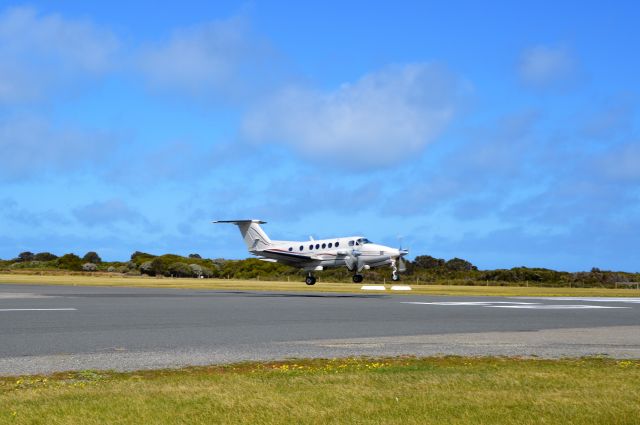 Beechcraft Super King Air 200 (VH-ITH) - Interair Kingair landing RWY32 at Flinders Island, Sept 2019