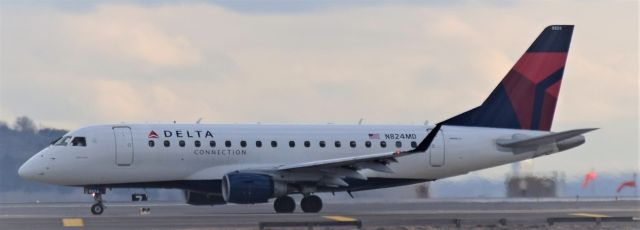 Embraer 175 (N824MD)