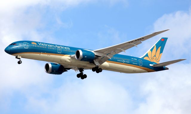 VN-A863 — - Short Final To Rwy 16R