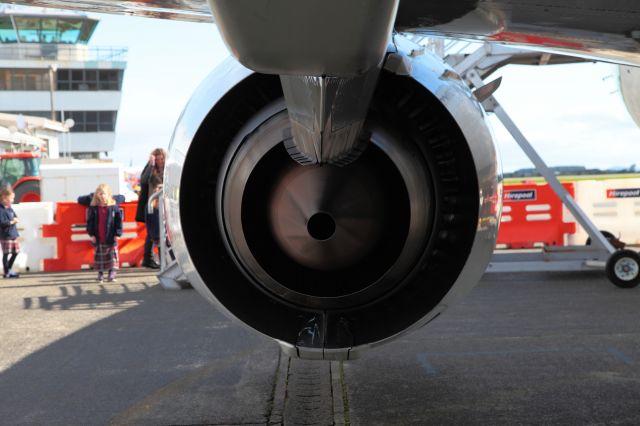 Boeing 737-700 (ZK-NGI) - Air New Zealand last Boeing 737 300 Farewell Tour at the Invercargill stopover, everyone came to say good bye. 8 Sept 2015