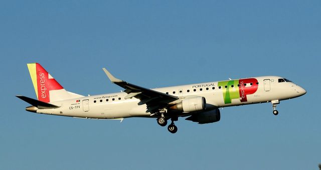 Embraer ERJ-190 (CS-TPV)