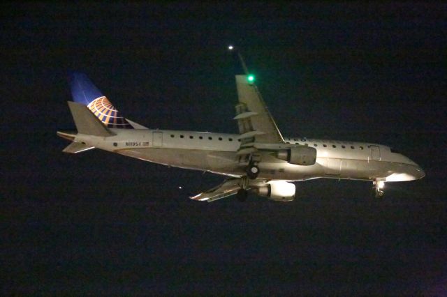 EMBRAER 175 (long wing) (N119SY)