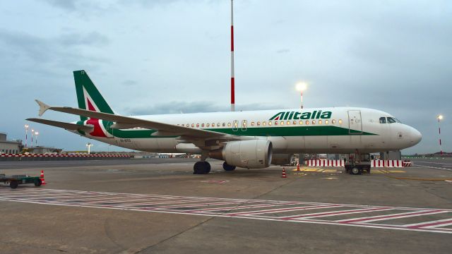 Airbus A320 (EI-DTO) - Alitalia Airbus A320-216 EI-DTO in Roma Fiumicino