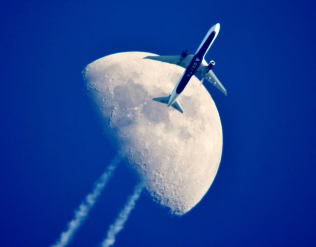 BOEING 767-400 (N829MH) - This is Delta Flight 563 a Boeing 767-432 New York to Los Angeles south of Cleveland Ohio at 32,000 ft 487 mph crossing the Waxing Gibbous Moon 63% Illumination 5:10 pm 02.09.22.