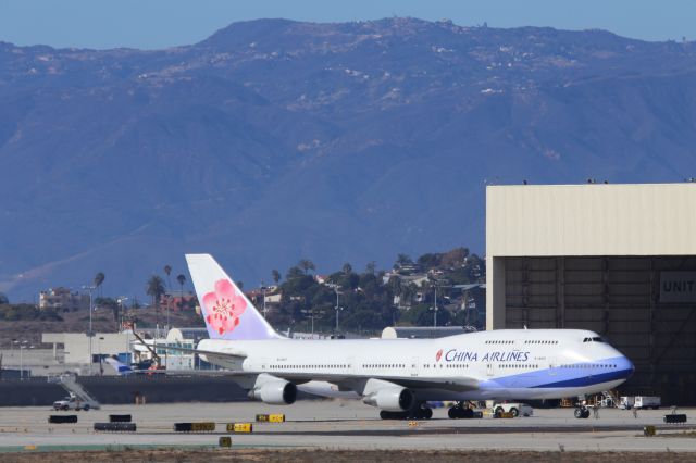 Boeing 747-400 (B-18207)