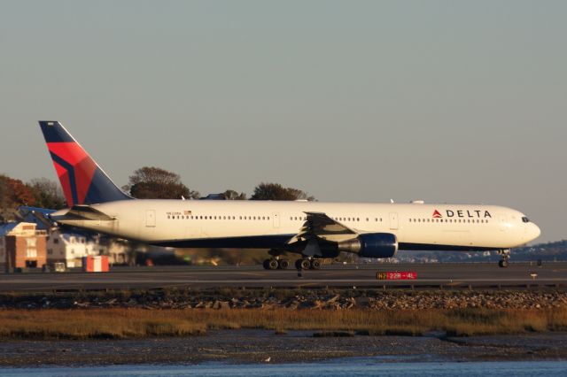 BOEING 767-400 (N833MH) - This Delta B767-400 chartered The New England Patriots football team to Buffalo to play the Bills on 10/31/20.