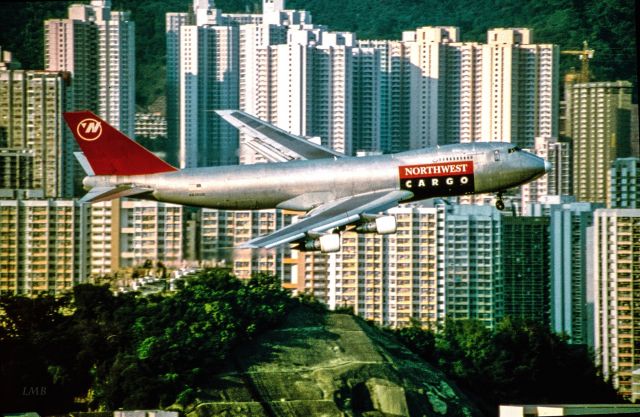 Boeing 747-200 (N630US) - Slide-Scan / Kai Tak Oct. 1996 / Note the graveyard on the hill