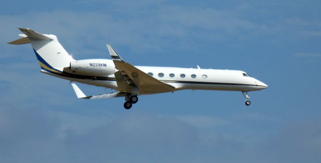 Gulfstream Aerospace Gulfstream V (N229KM) - On short final is this 1996 Gulfstream V in the Summer of 2022.