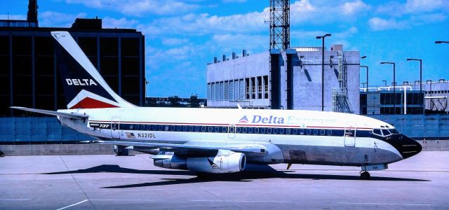 Boeing 737-700 (N321DL) - 1985