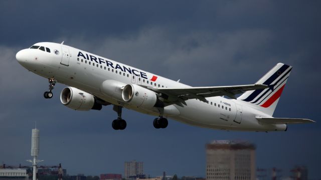 Airbus A320 (F-HBNB) - Takeoff rnw 24/06