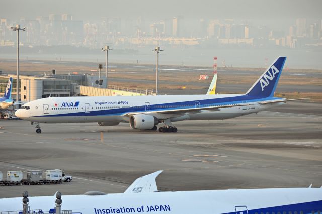 BOEING 777-300 (JA753A)