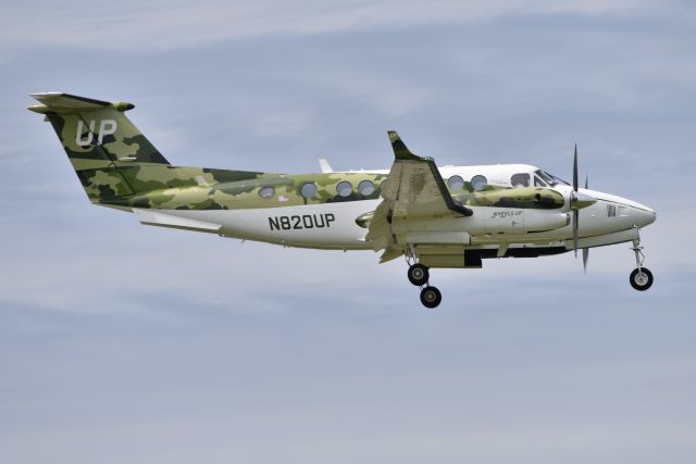 Beechcraft Super King Air 200 (N820UP) - 05-22-22 5-L