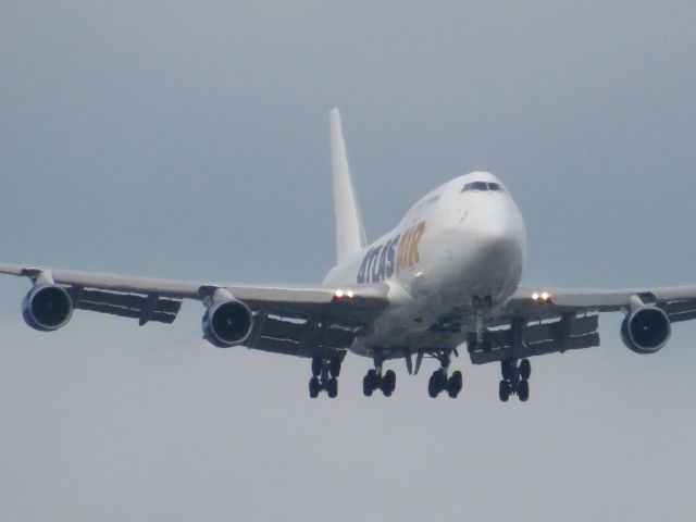 Boeing 747-400 (N471MC) - Landing 17R