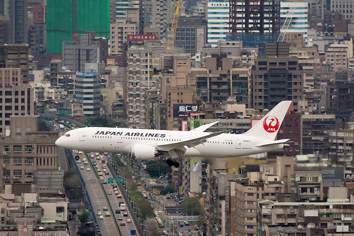 Boeing 787-8 (JA821J) - Nice Taipei City View