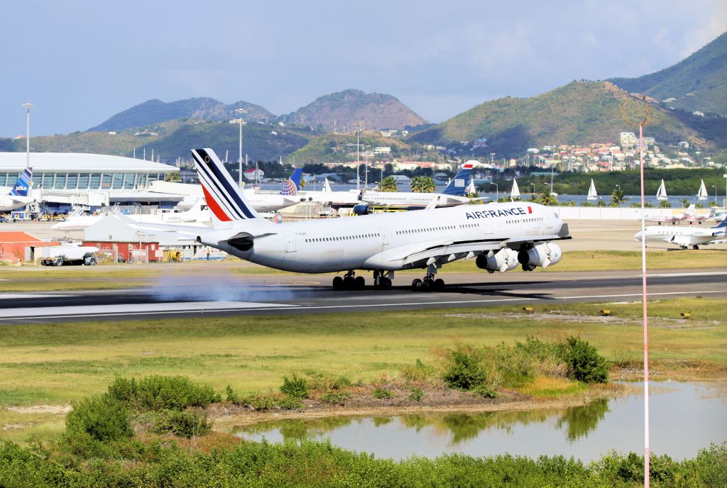 Airbus A340-300 (F-GLZN)