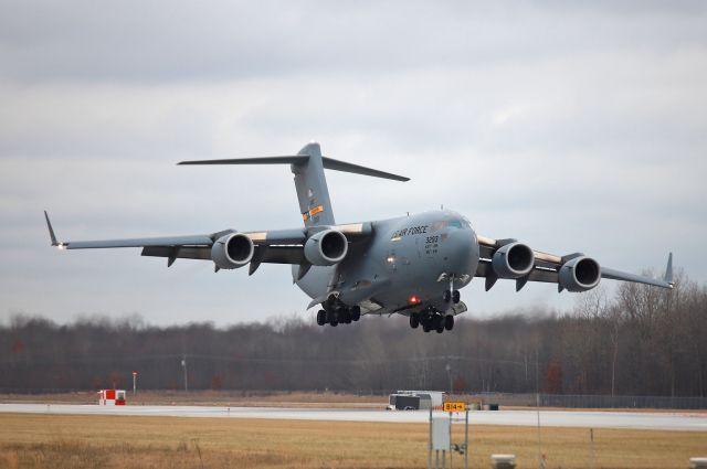 Boeing Globemaster III (92-3293) - Decoy eight-three about to touchdown on RWY 7 on 4 Feb 2020.