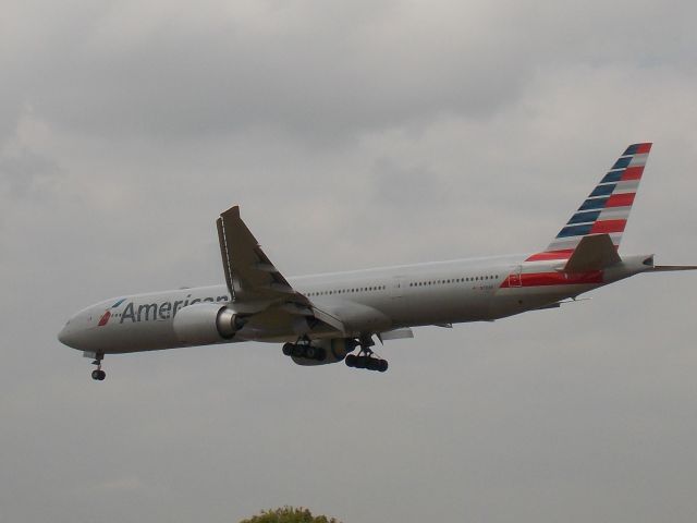 BOEING 777-300 (N725AN) - from New York JFK to the rainy LHR --- on Runway 27L