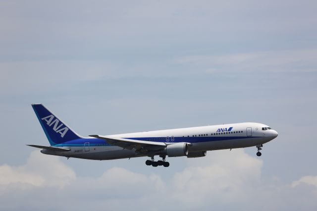 BOEING 767-300 (JA8677)