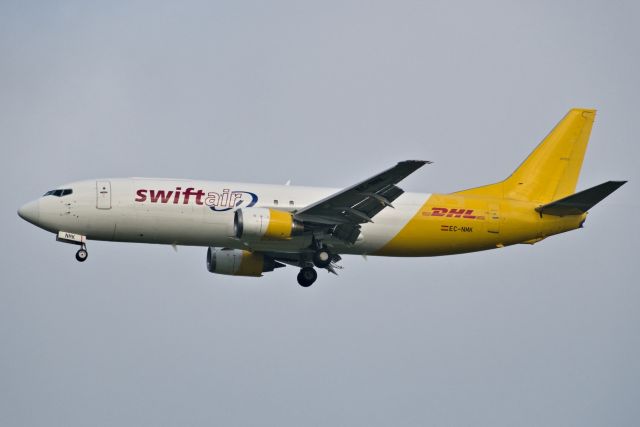 BOEING 737-400 (EC-NMK)