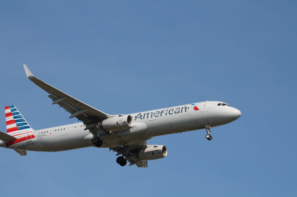 Airbus A321 (N153AN) - American A321 with Sharklets landing on 22L just before the wind change.