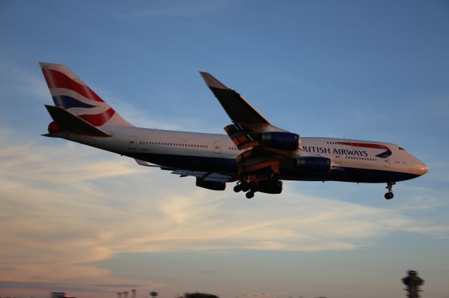 Boeing 747-400 (G-BNLU)