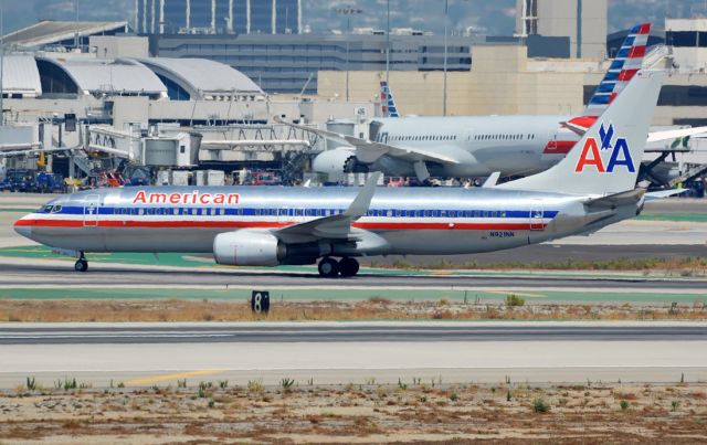 Boeing 737-800 (N921NN)