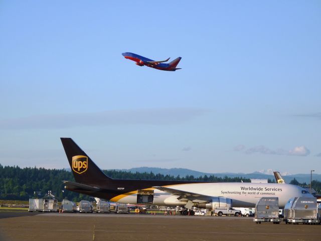 BOEING 767-300 (N327UP)