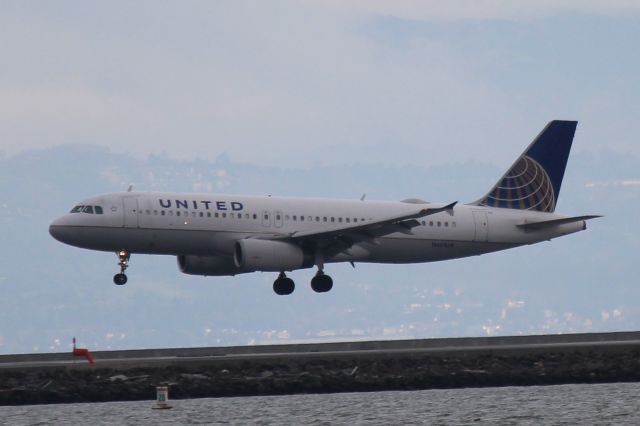 Airbus A320 (N401UA)