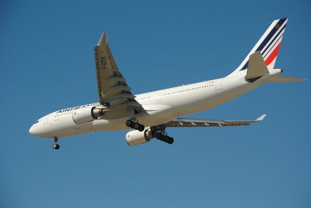 Airbus A330-200 (F-GZCN) - 2/26/2016: Air France Airbus A330-203 on final for Runway 26L at KIAH. 