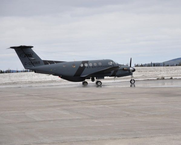 Beechcraft Super King Air 200 (C-GMWR) - 1975 BE200 S/N BB68 taxiing to Woodwards Aviation at CYYR.