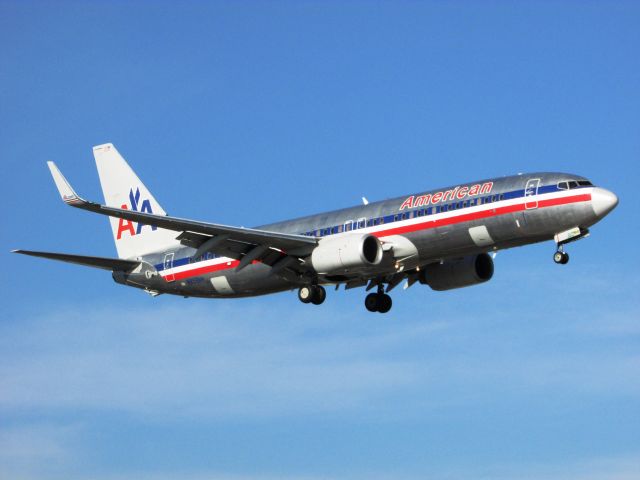Boeing 737-800 (N859NN) - Landing RWY 20R