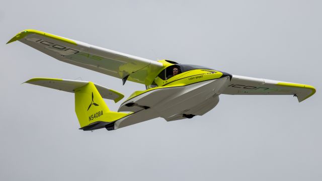 Canadair Challenger (N540BA) - Icon doing a demo flight