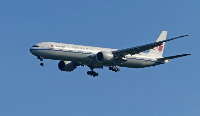 Boeing 777-200 (B-2088) - On final approach to Rwy 03R.