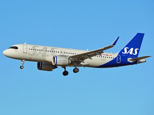 Airbus A320neo (EI-SCC) - RWY22L