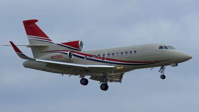 Dassault Falcon 900 (N95BD) - 13R approach.