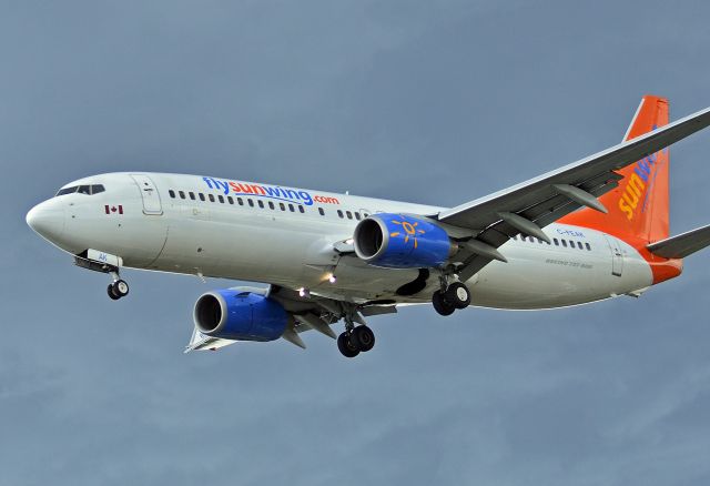 Boeing 737-800 (C-FEAK)