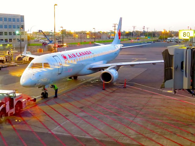 Embraer ERJ-190 (C-FNAN) - Getting ready for the flight to Denver on October 13