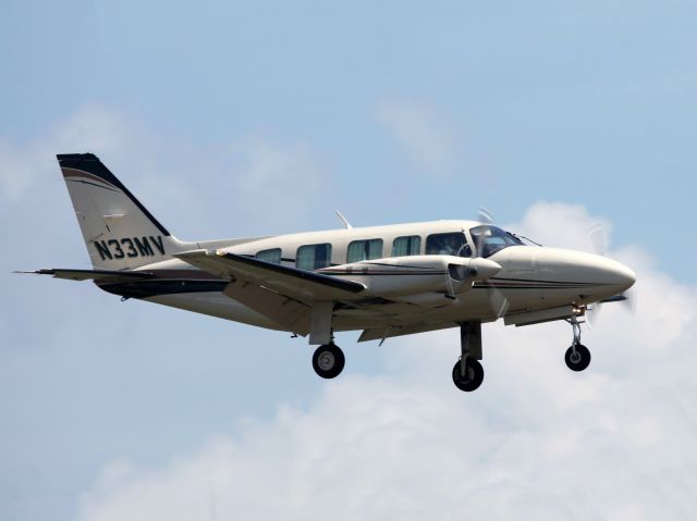 Piper Navajo (N33MV) - Landing runway 26.