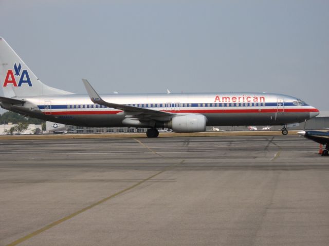 Boeing 737-800 (N944AN) - Taxiing to gate after landing