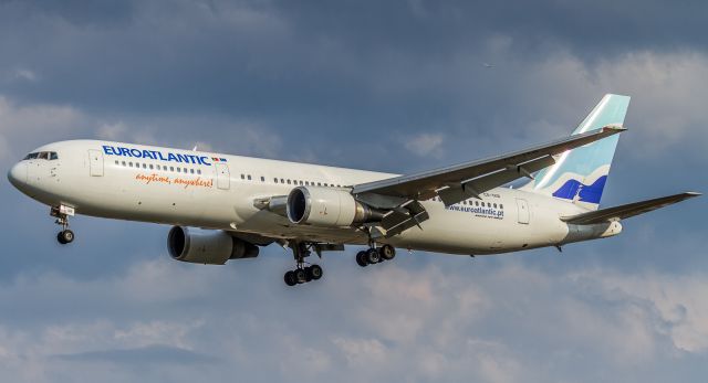 BOEING 767-300 (CS-TKR) - A EuroAtlantic 763 operating for Icelandair on short finals for runway 05, YYZ