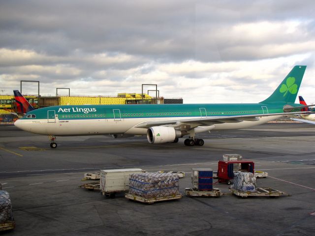 Airbus A330-300 (EI-EAV)