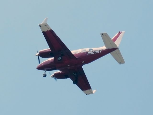 Piper Navajo (N9009Y) - Take off runway 23.