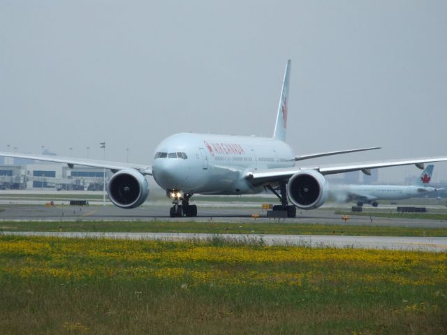 Boeing 777-200 (C-FIVR)